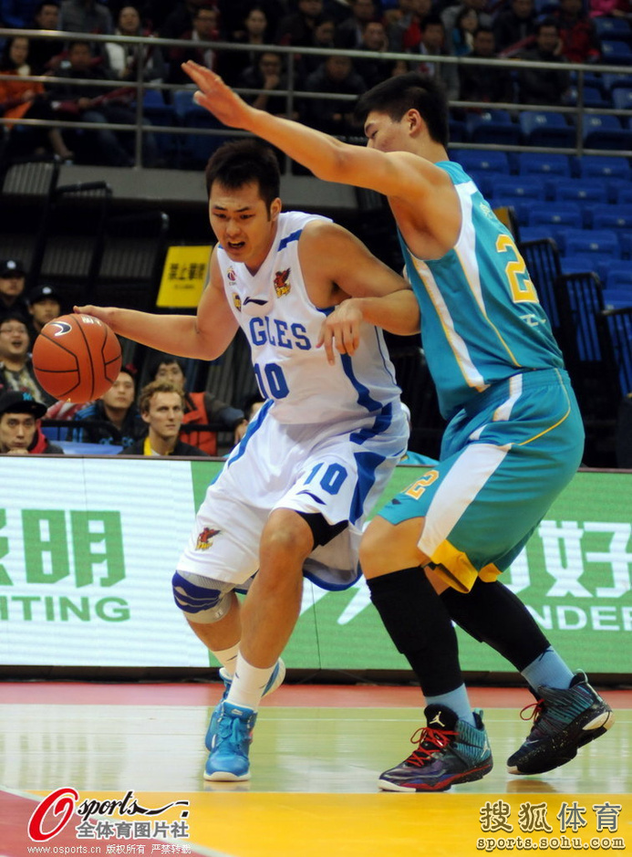 高清:青岛VS福建麦克唐纳战桑尼 拉莫斯吃火锅