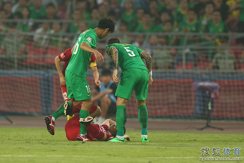 高清图:国安0-0战平上港 杨智神勇扑点激情怒吼