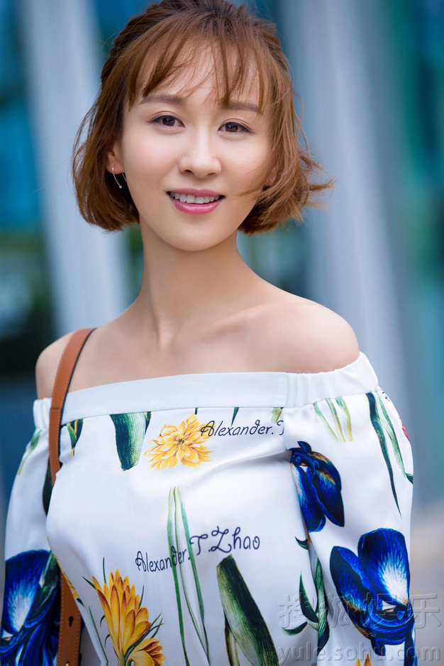 练束梅清新写真曝光 大秀天鹅颈气质迷人