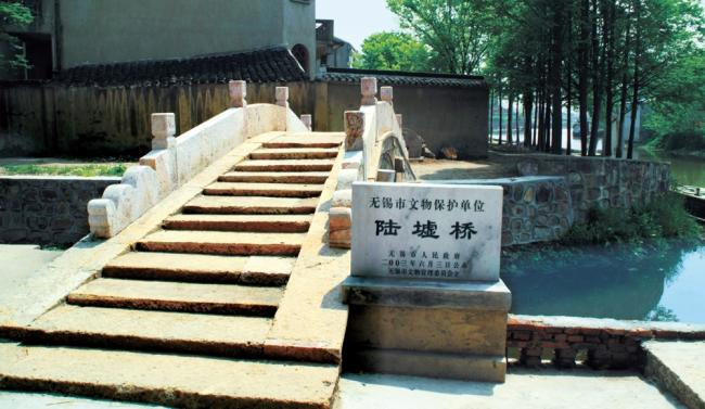 【有锡兵,天下争,无锡宁,天下清】无锡这座霸气的江南都市,不仅名字由来值得推敲,就连一条街、一座桥都值得一番深究。今天小编带大家看看无锡各地名的由来。本季带来的是无锡各个政区名称的由来!【陆区 原名陆墟,汉代大夫陆端组织匠人开采阳山石渐成集市(墟)而得名。1929年即建陆区镇。南宋宝庆三年(1227年)陆灿始建单孔石拱桥,因在陆墟集市之处,并跨陆墟港,故名陆墟桥,又名陆区桥,为无锡市文物保护单位】