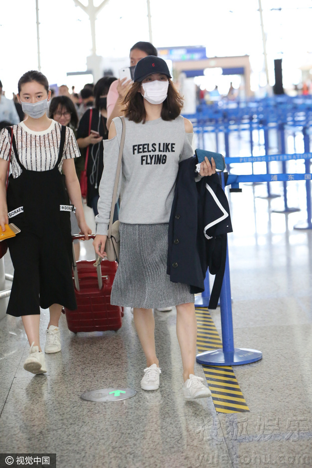 刘诗诗夫妇赴袁弘婚礼 吴奇隆推行李又当跟班