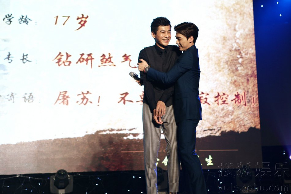 来源:搜狐娱乐 责编:王鑫                李易峰拥抱乔振宇 搜狐娱乐