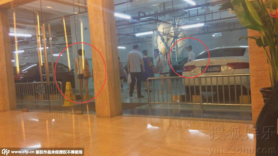 潘玮柏现身无人识 与文章马伊琍同出门无交流