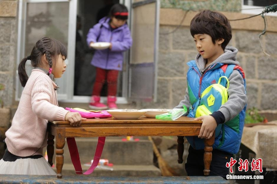 <em>田亮女儿</em>重返<em>幼儿园</em> 开心跑步动如脱兔59548
