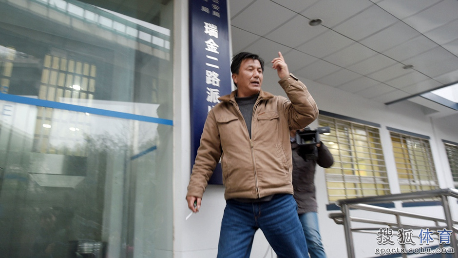 高清:高峰打人事件目击者现身 遭媒体记者围堵