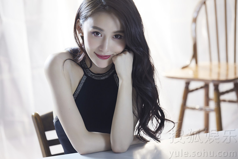 贾青最新魅力写真大片 散发气质优雅女人味