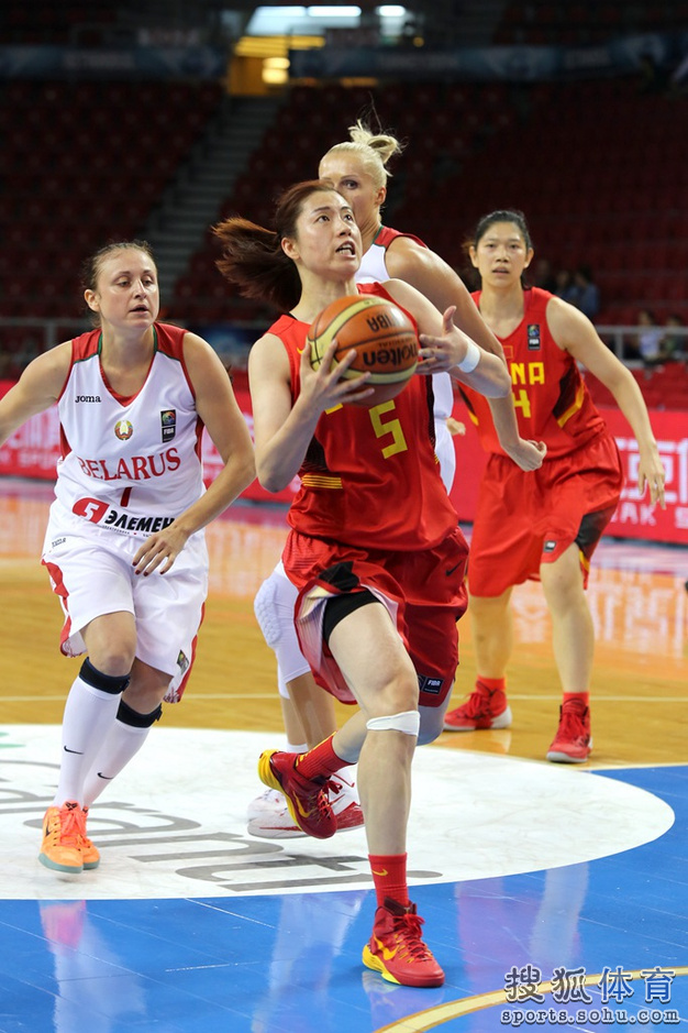 高清图:中国女篮VS白俄罗斯争八 邵婷疯狂突破