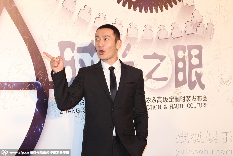 黄晓明与baby合体现身 挽手并肩前行似演习婚礼