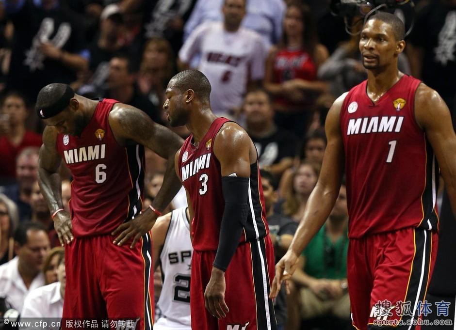 12日精选图:马刺三分浇灭热火 三巨头失落无奈