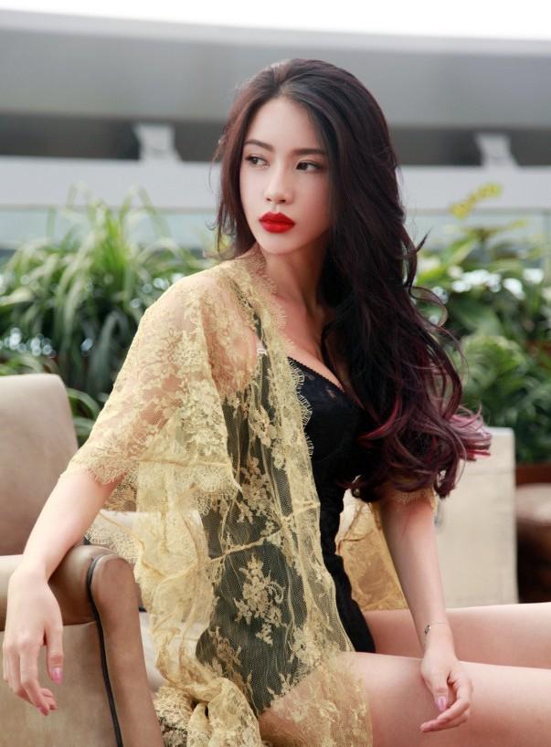 【转载】 潘霜霜透视写真展诱人丰乳