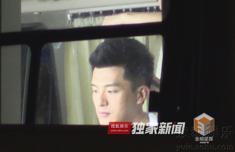 独家:彻夜拍戏仍精神 孙艺洲路边吃包子躲路人