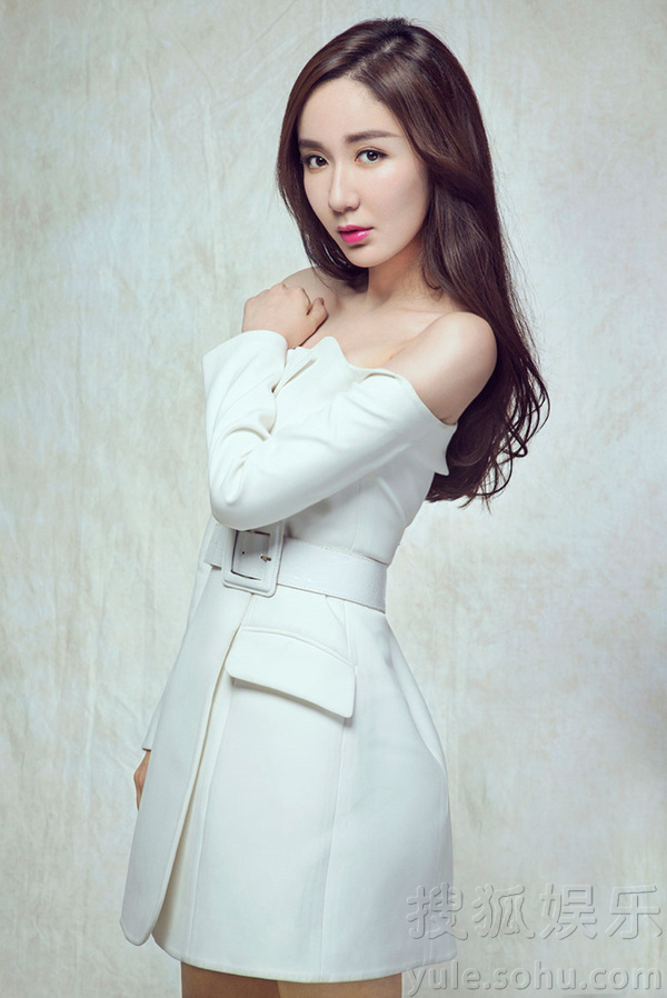 娄艺潇新年大片微露香肩 红裙撩人百变魅力