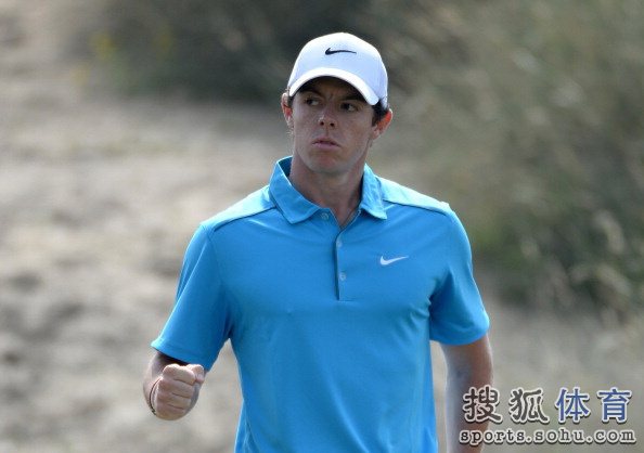 搜狐体育讯 北京时间2月2日消息,总奖金250万美元的欧巡-迪拜沙漠精英赛周六在酋长俱乐部的议会球场结束第三轮争夺,卫冕冠军苏格兰球员史蒂芬-加拉切尔交出第三轮最低杆数的63杆低标准杆9杆,54洞总杆200杆低标准杆16杆,以2杆优势获得单独领先,有望成为赛事25年历史上首位卫冕成功的冠军。次轮领先者北爱尔兰球星罗里-麦克罗伊交出69杆低标准杆3杆,总杆202杆低标准杆14杆,单独处于第2位。美国球手布鲁克斯-科伊卡(Brooks Koepka,70杆)和丹麦名将托比约-奥利森(Thorbjom Oles