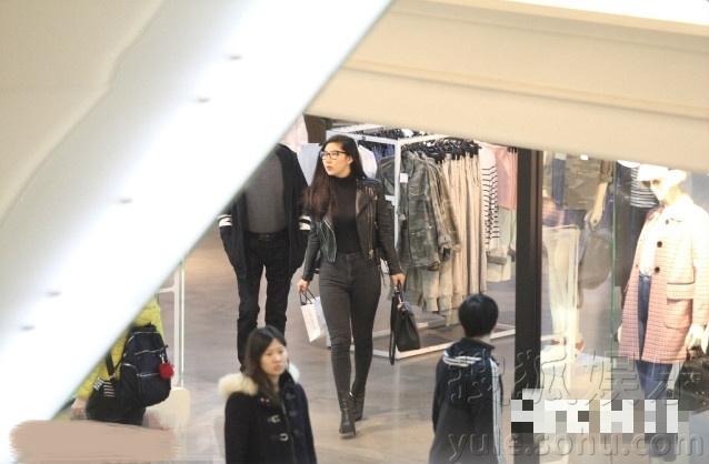 谢贤陪性感小女友逛街 护花有功呛狗仔83497