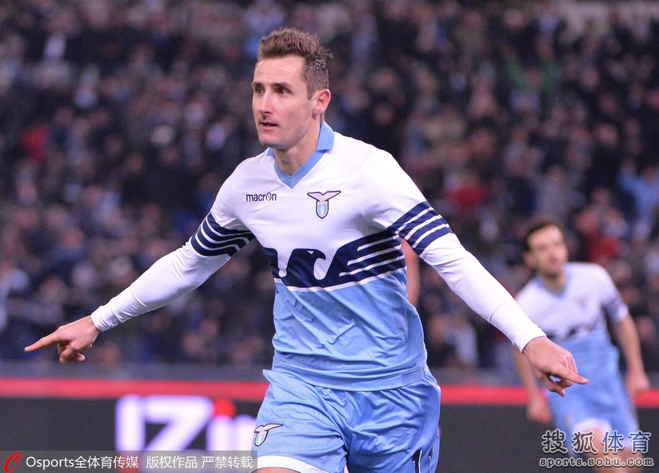 高清图:拉齐奥着复古球衣 梦回80年代极致简约