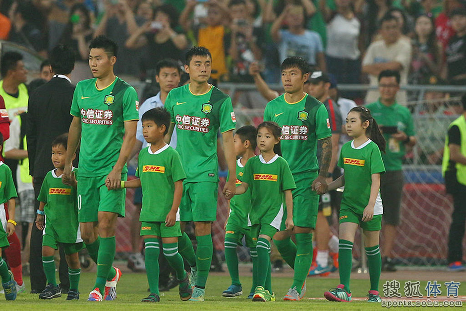 高清图:国安0-0战平上港 杨智神勇扑点激情怒吼