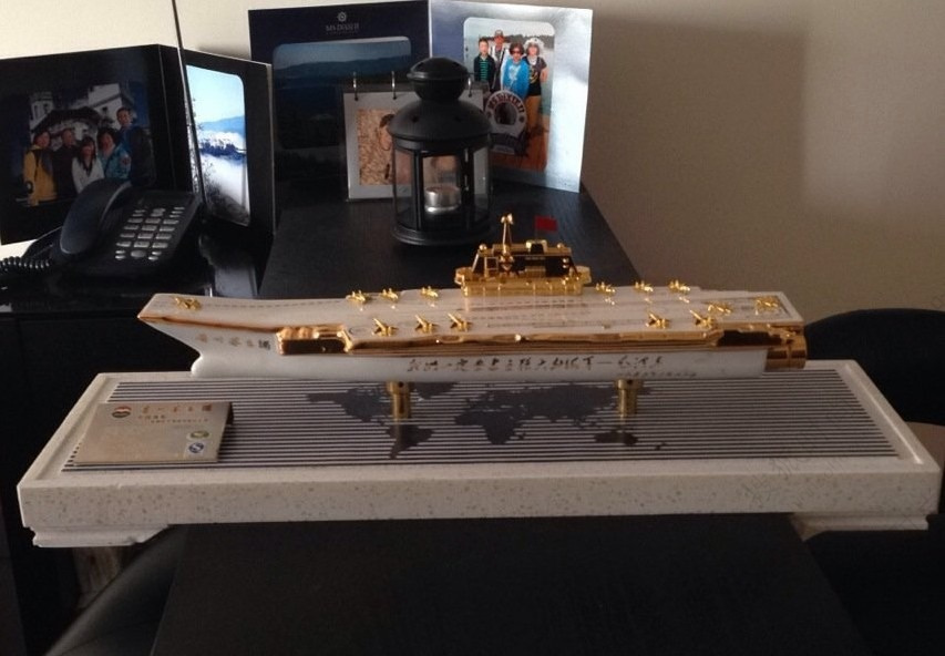 网友晒金闪闪辽宁舰版茅台酒6111332-搜狐时