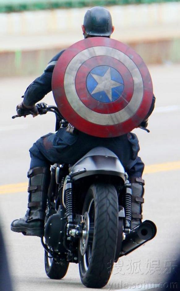 由替身演员扮演的"美国队长",背着盾牌,骑着摩托出现在了片场
