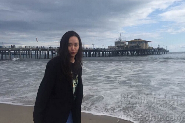 霍思燕与杜江玩躲海浪 娇嗔老公太笨弄湿裤子