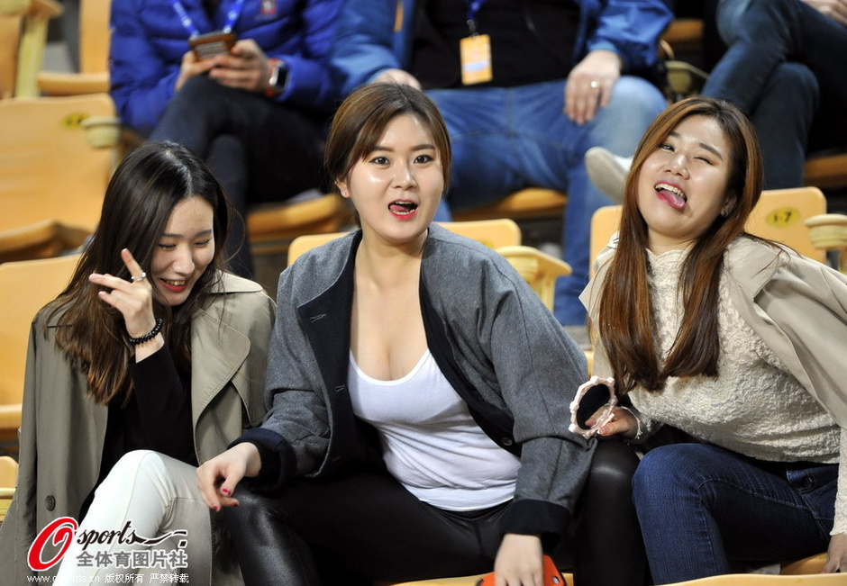 大学生举国旗助威人和 <em>韩女球迷</em>搔首弄姿 - 体