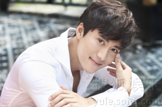 戚迹写真曝光 长腿男神正式签约坤杰影视