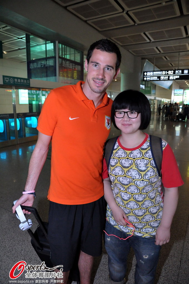 高清:鲁能凯旋回济南 球迷接机麦克格文受追捧