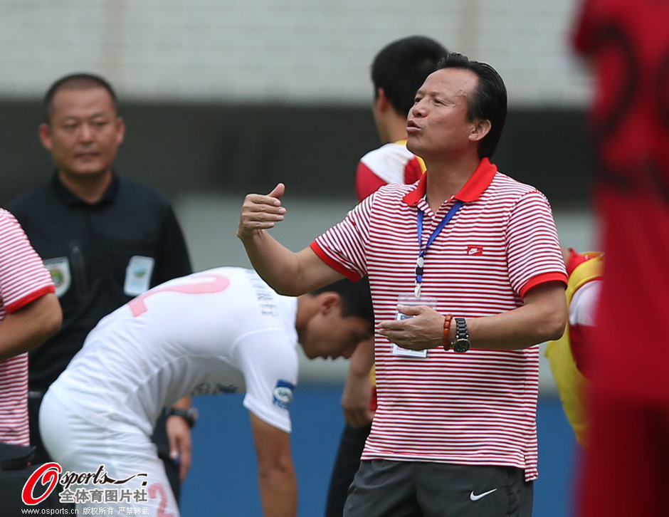 高清图:武汉宏兴VS上海上港 双方队员积极拼抢