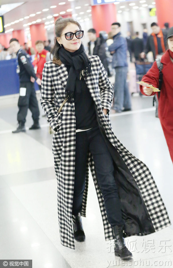 气场2米8！马思纯长款格子大衣走路生风 (组图)