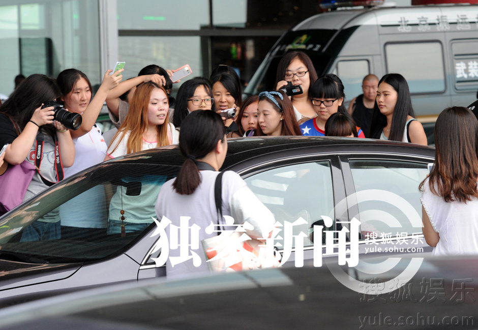 独家:华晨宇与助理回京 粉丝接机要求合影712