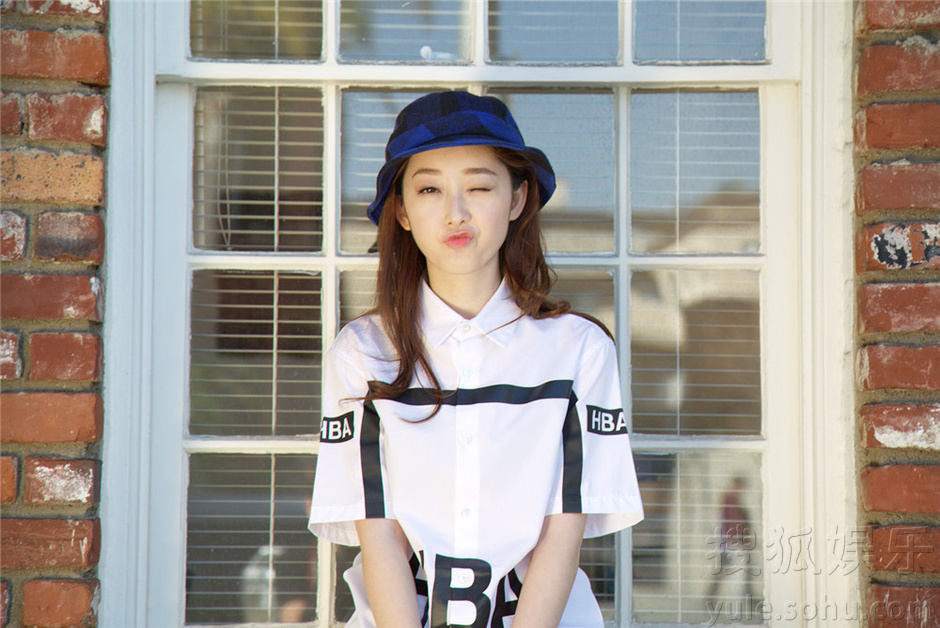 蒋梦婕曝美国水嫩街拍 玩转早春率性风潮