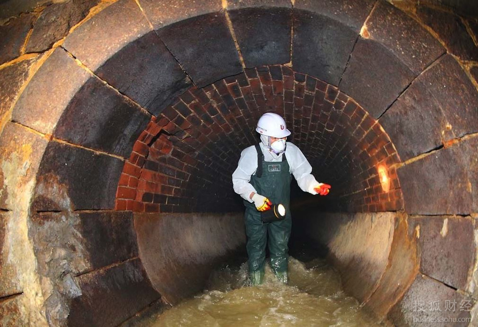 韩国首尔,一名记者在考察一处兴建于1900年的地下排水管道