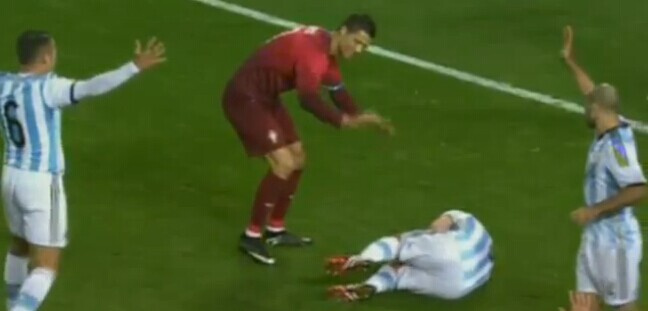 组图:C罗轰天窝心脚撂翻对手 内疚急摆手+苦笑