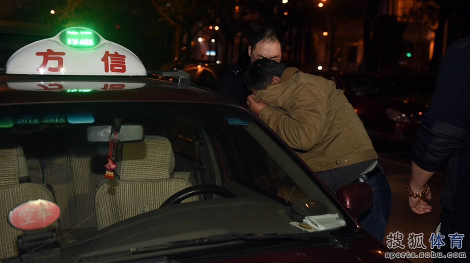 高清:高峰打人事件目击者现身 遭媒体记者围堵