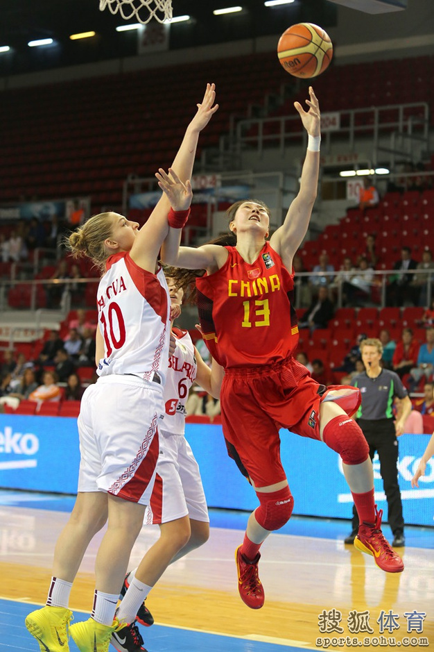 高清图:中国女篮VS白俄罗斯争八 邵婷疯狂突破