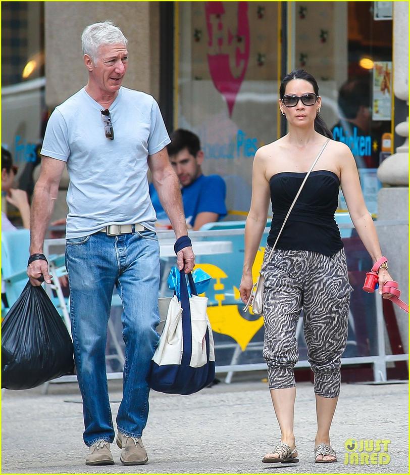 近日,刘玉玲(Lucy Liu)与她传闻中的男友十指紧扣现身美国洛杉矶出街遛狗。此白发男子貌似要比44岁的刘玉玲年长不少。