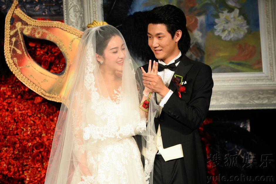 歌手王晰甜蜜大婚 送老婆银行卡当信物