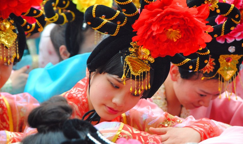 西安高校文化节举办<em>成人礼</em> 学生男扮<em>女装</em>起舞