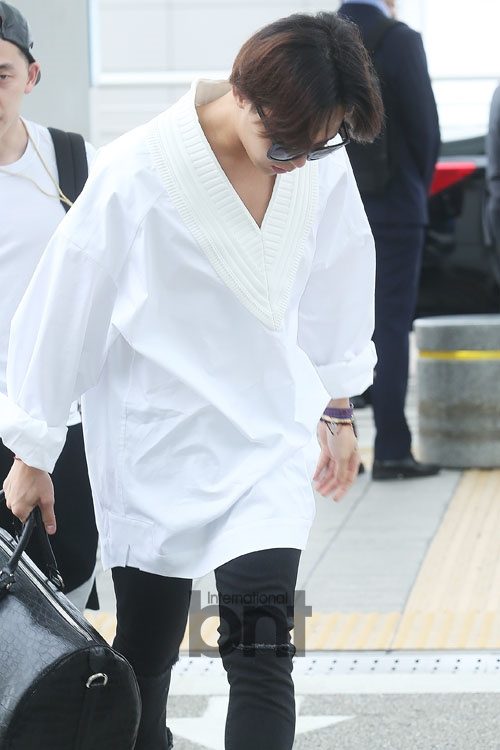 <em>G-DRAGON</em>赴香港出席活动 黑白造型现身机场