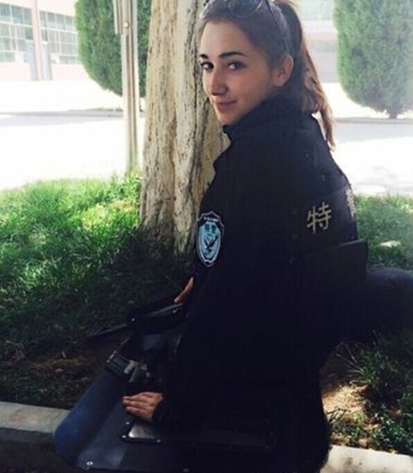 据悉这位微博名叫"-di-li"的女特警队员是塔吉克族姑娘,身穿特警制服
