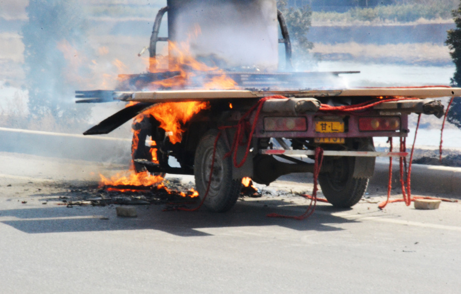 三轮摩托车行驶起火 油箱被烧毁未有伤亡8309