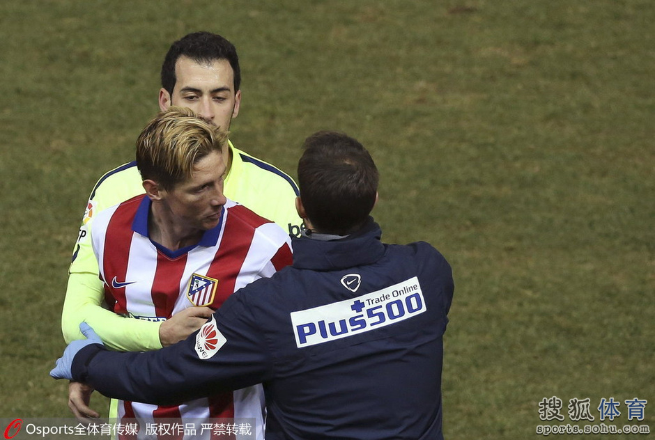 高清图:托雷斯张臂怒吼 跪地一吻他是这里的王