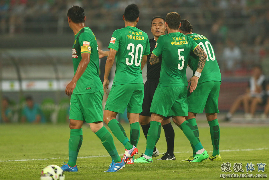 高清图:国安0-0战平上港 杨智神勇扑点激情怒吼