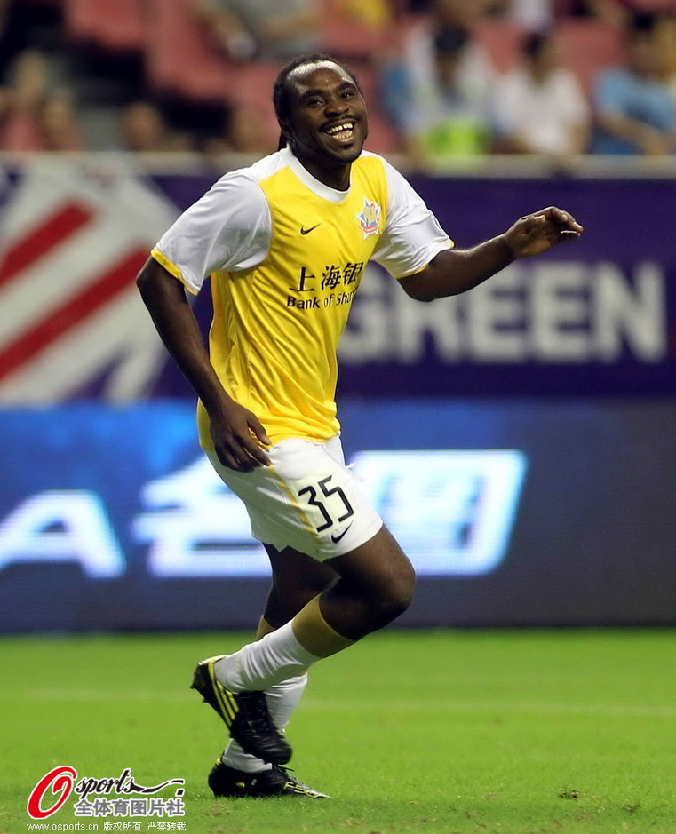 高清:足协杯上海滩德比 乌塔卡破门与队友庆祝