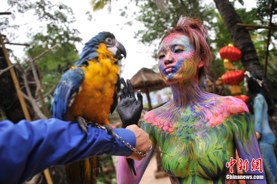 三亚动物园美女人体彩绘 与动物互动吸引游人