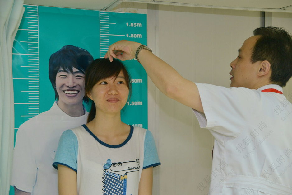 实拍上海夏季征兵现场 <em>男大学生穿内裤体检</em>67