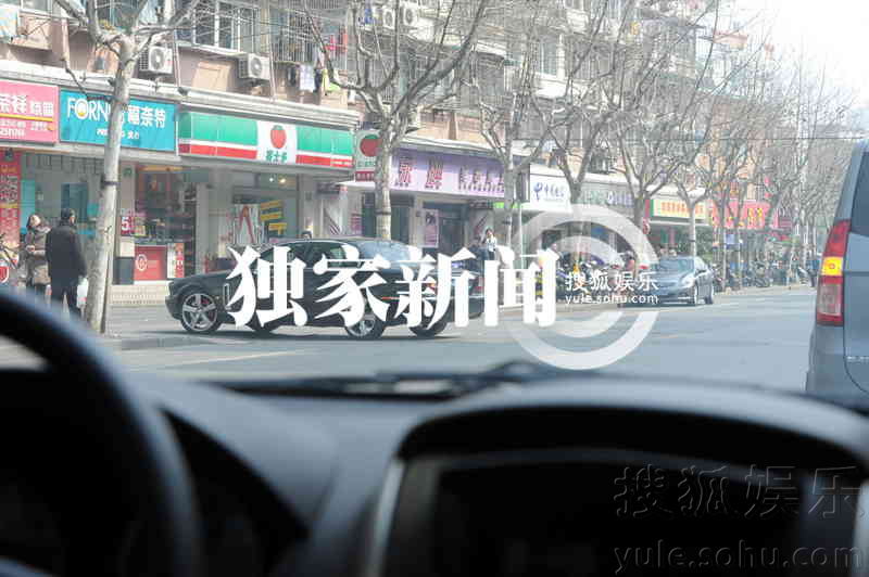 (风行工作室/图文)演而优则导的徐峥,自泰囧票房大卖后,不但身价人气激增,最近还斩获了第五届电影导演协会影帝头衔。日前,记者在上海见到独自来沪的徐峥携妻子小陶虹及母亲和女儿外出,一家四口吃饭看电影,尽享天伦之乐。 当天,记者在上海机场偶遇来沪的徐峥。他头戴灰色鸭舌帽,身穿土黄色大衣,搭配蓝色牛仔裤,一身装扮非常休闲随意。颇显低调的他,在机场大厅便开始打起了电话。电话打了许久,谨慎的态度让人多少有些诧异他来上海的目的是什么,电话打完之后。徐峥接着拨弄了一会手机,好似是在删除某些记录,之后原地站立不知思