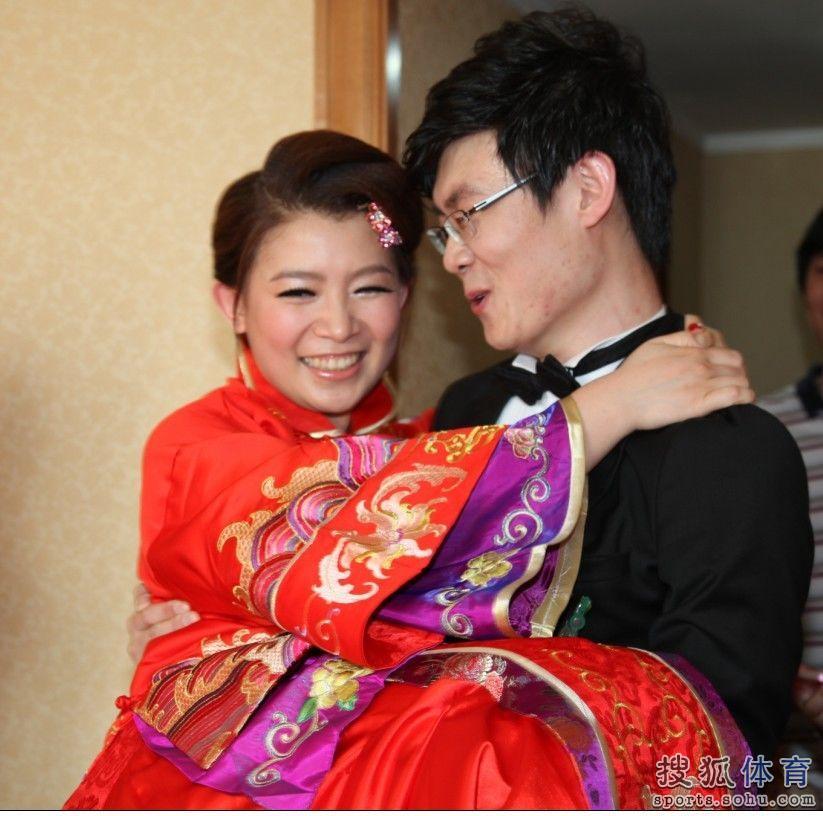 【转载】 冰壶女将王冰玉大婚 牵手一生获赠大号冰壶
