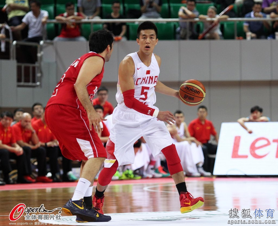 高清图:亚运热身赛男篮VS约旦 郭艾伦犀利突破
