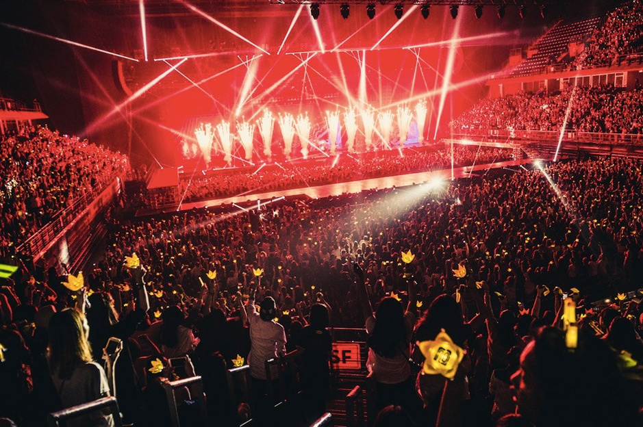 bigbang在泰国盘古impact arena举行了演唱会,现场座无虚席,bigbang