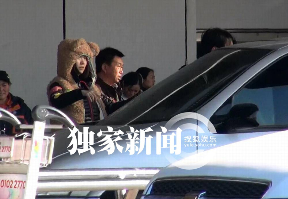 独家:姚贝娜素颜挂黑眼圈现身 与侯磊同回京